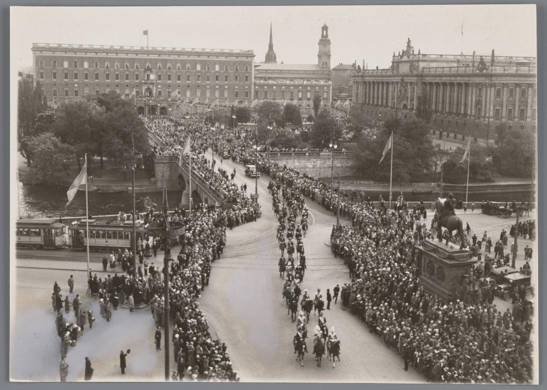 Kungliga slottet och Norrbro. Från H. M. Konungens 70 årsdag