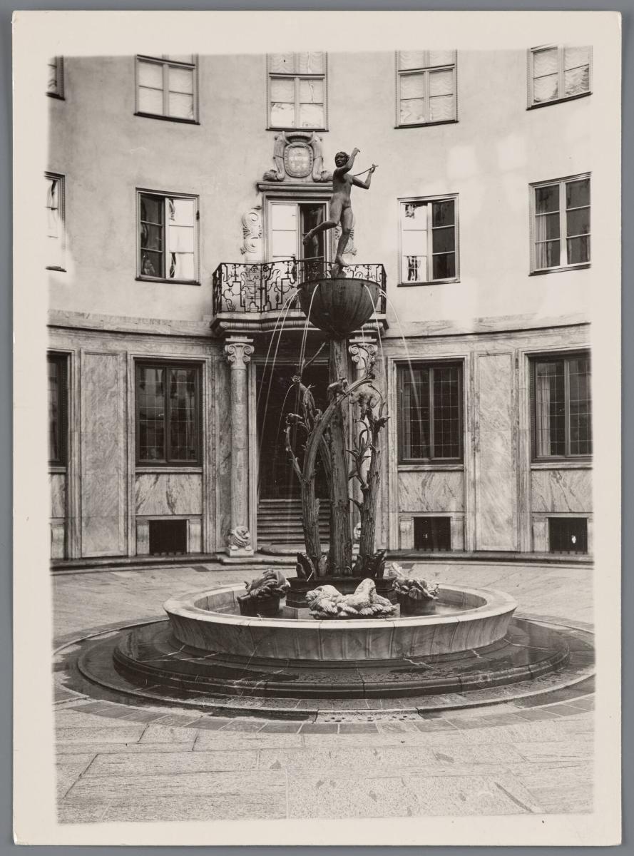 Stockholm, Gården i Tändsticksbolagets nya hus med en fontän av Carl Milles