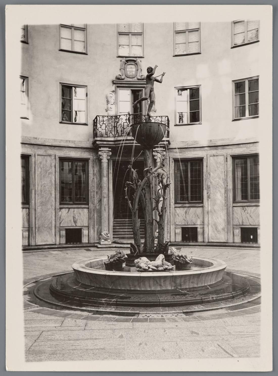 Stockholm, Gården i Tändsticksbolagets nya hus med en fontän av Carl Milles