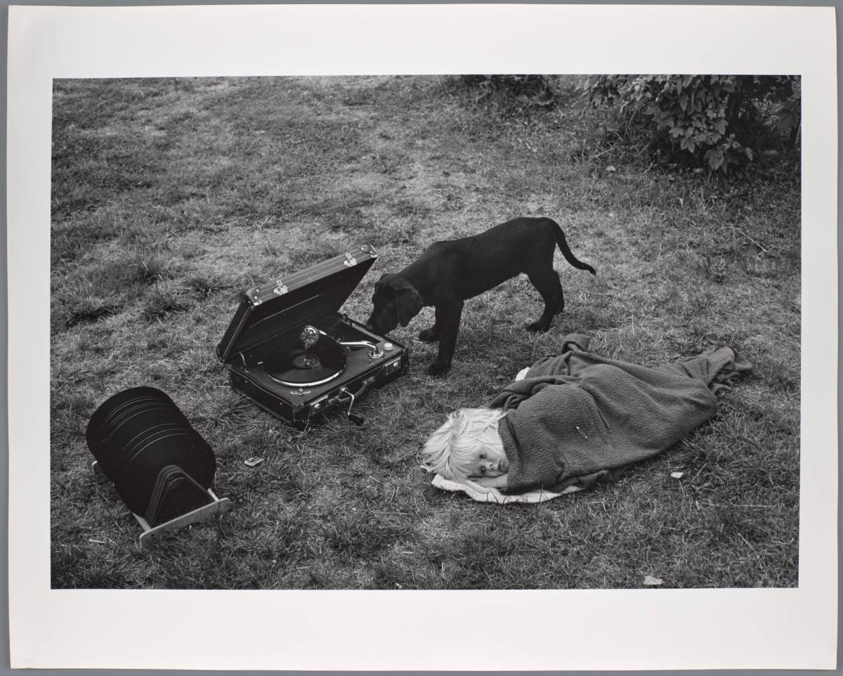 Pojke, hund och vevgrammofon