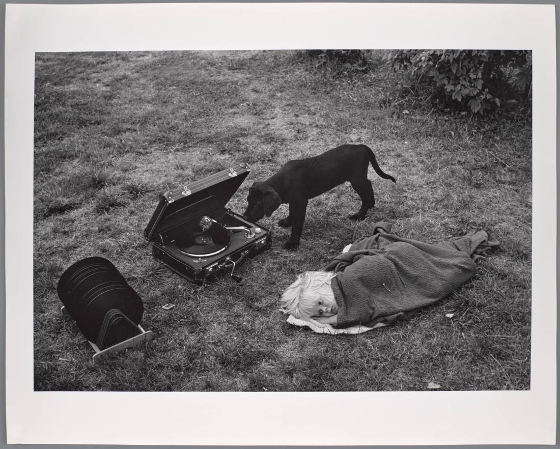 Pojke, hund och vevgrammofon