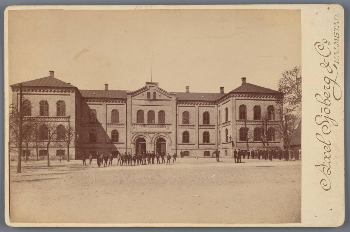 [Skolbyggnad med skolpojkar]