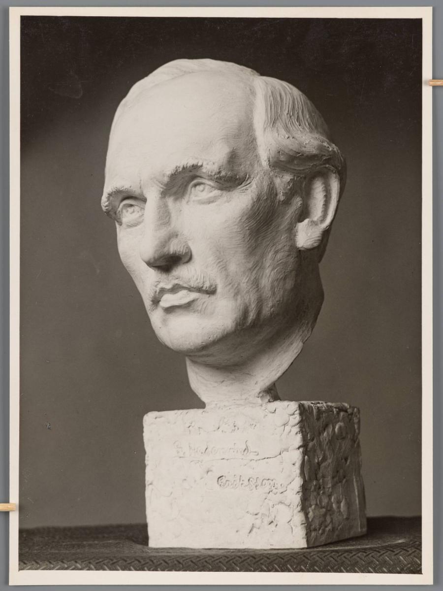 Bysten är Gustav Hedenvind Eriksson (år 1931)