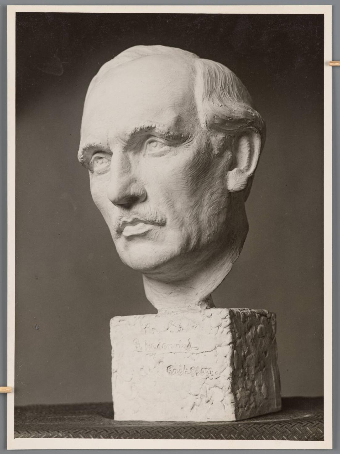 Bysten är Gustav Hedenvind Eriksson (år 1931)