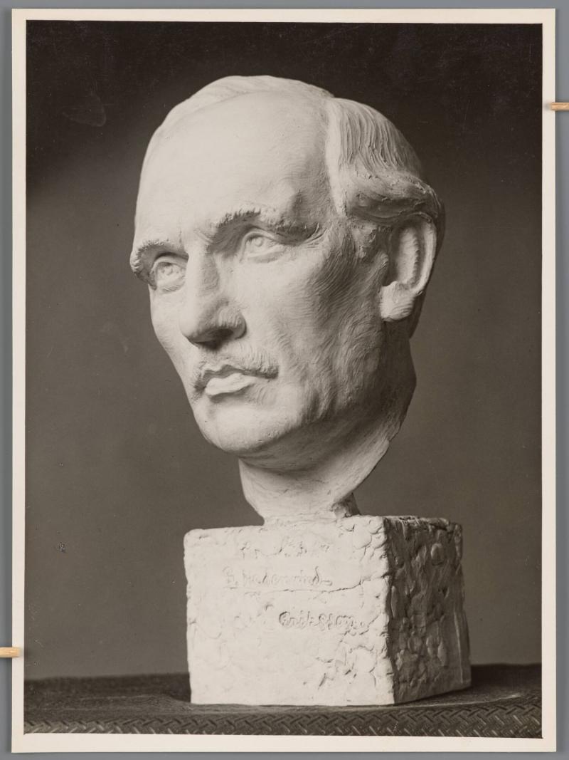 Bysten är Gustav Hedenvind Eriksson (år 1931)