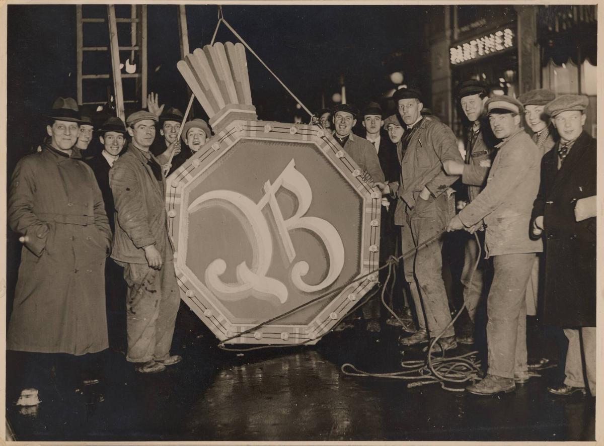 Biblioteksgatans julskyltning sätts upp