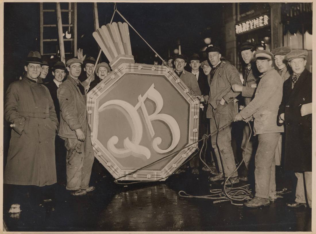 Biblioteksgatans julskyltning sätts upp