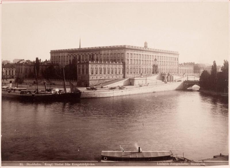 Stockholm. Kungliga Slottet från Kungsträdgården