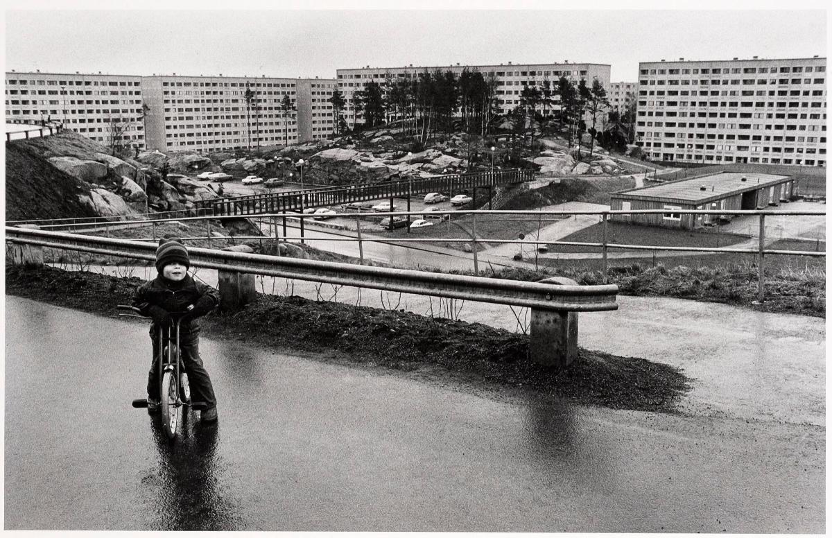 Vy från Västerslänt mot Bredfjällsgatan 1973. Ur serien "Hammarkullen"