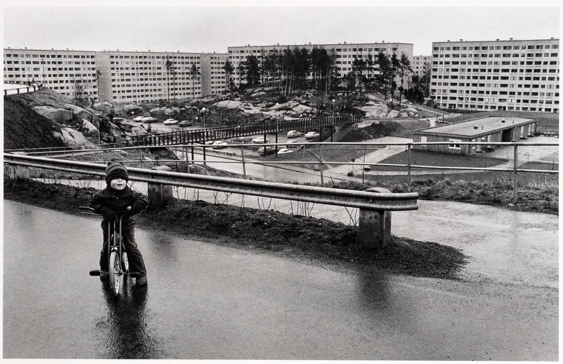 Vy från Västerslänt mot Bredfjällsgatan 1973. Ur serien "Hammarkullen"