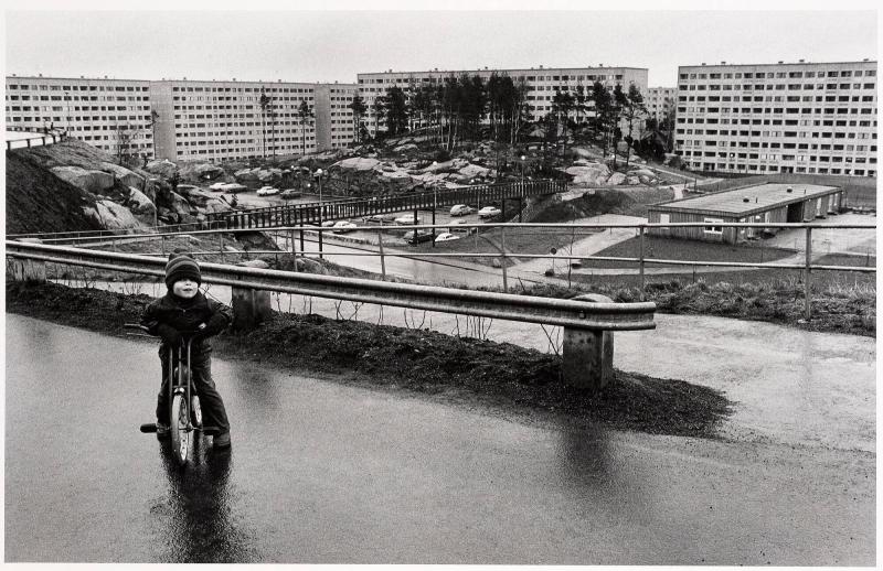 Vy från Västerslänt mot Bredfjällsgatan 1973. Ur serien "Hammarkullen"