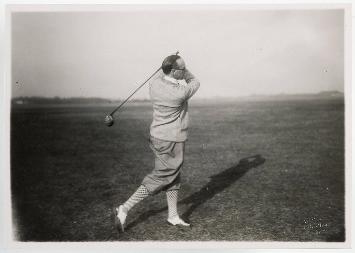 Assessor Carl Rydbeck spelar golf på Falsterbo golfbana
