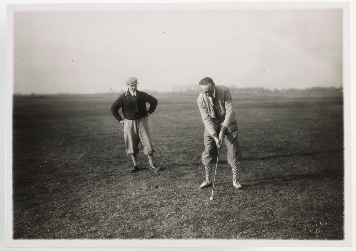 Assessor Carl Rydbeck spelar golf på Falsterbo golfbana. Till vänster den engelske tränaren Mr Sterling