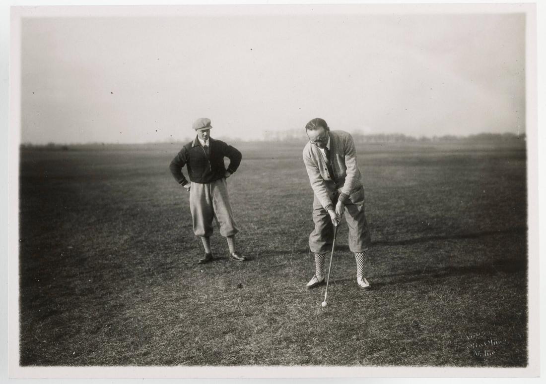Assessor Carl Rydbeck spelar golf på Falsterbo golfbana. Till vänster den engelske tränaren Mr Sterling