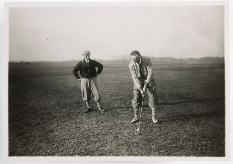 Assessor Carl Rydbeck spelar golf på Falsterbo golfbana. Till vänster den engelske tränaren Mr Sterling