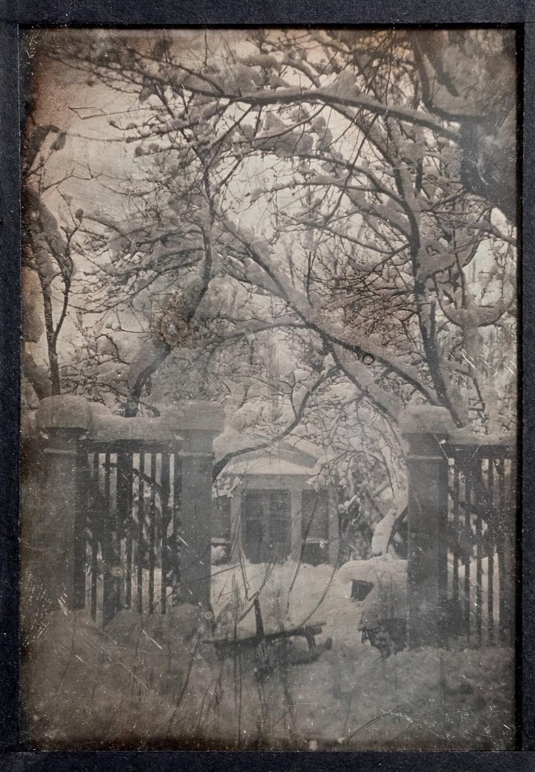 Gårdsinteriör i snö