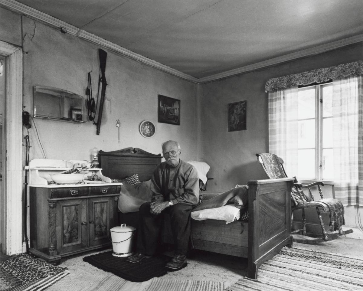 Albert Eriksson, plåtslagare, kaféidkare, jägare och fiskare. Råkade av våda skjuta sin ende son vid en andjakt 1942. Ur serien Byn med det blå huset