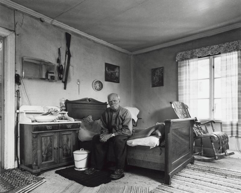 Albert Eriksson, plåtslagare, kaféidkare, jägare och fiskare. Råkade av våda skjuta sin ende son vid en andjakt 1942. Ur serien Byn med det blå huset