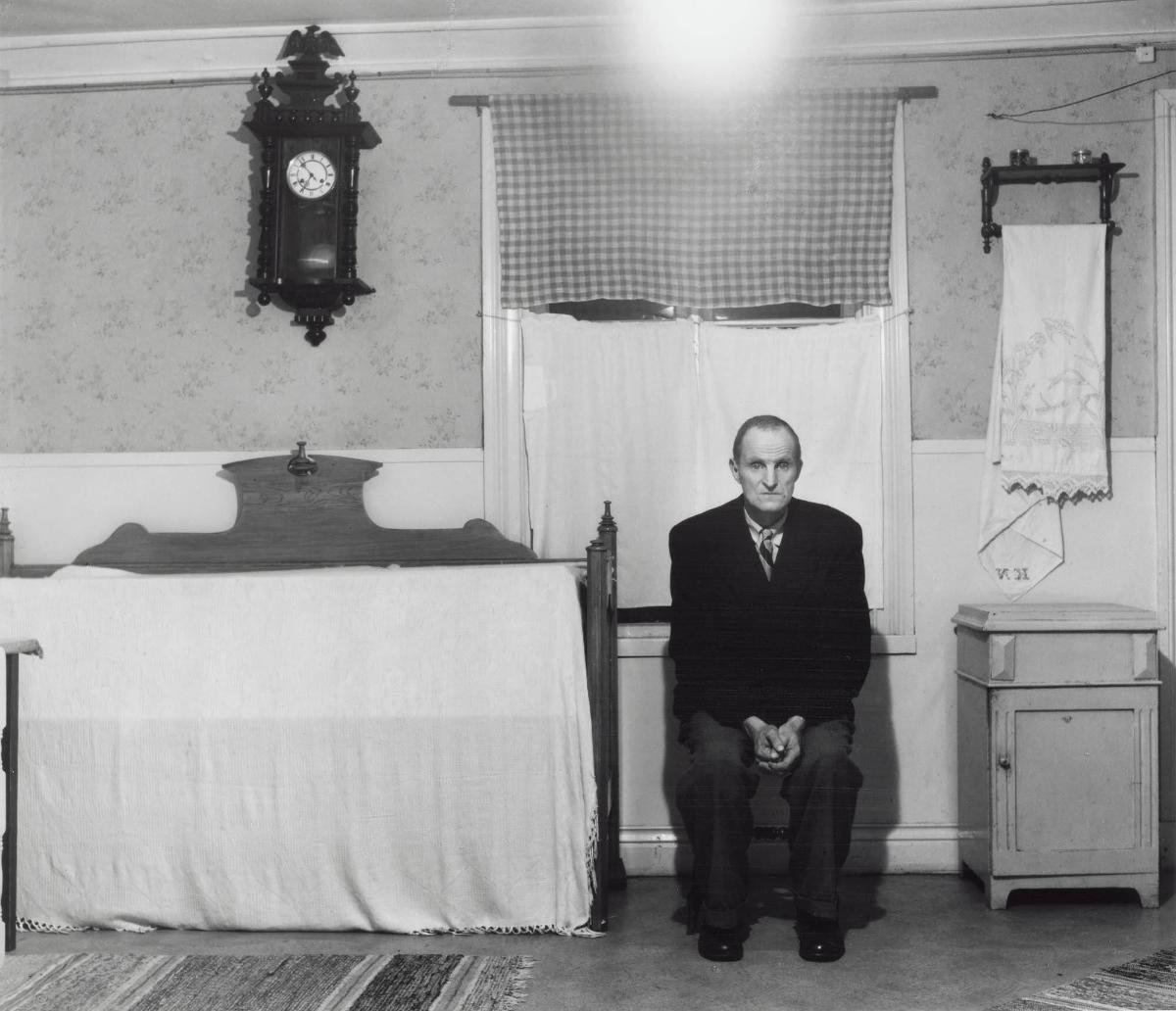 Ungkarlen och diversearbetaren Gottfrid Hägglund, son till småbrukaren och bryggaren Bernhard Hägglund. Ur serien Byn med det blå huset