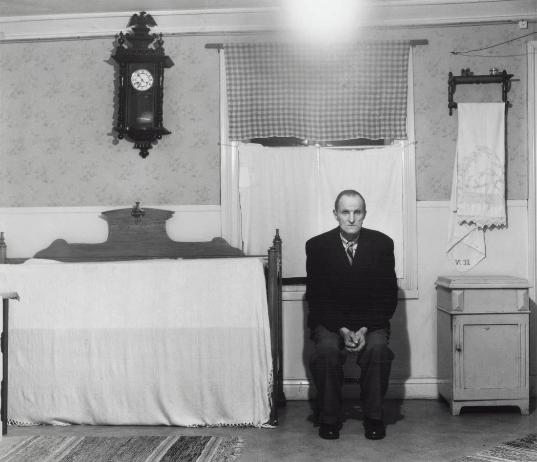 Ungkarlen och diversearbetaren Gottfrid Hägglund, son till småbrukaren och bryggaren Bernhard Hägglund. Ur serien Byn med det blå huset