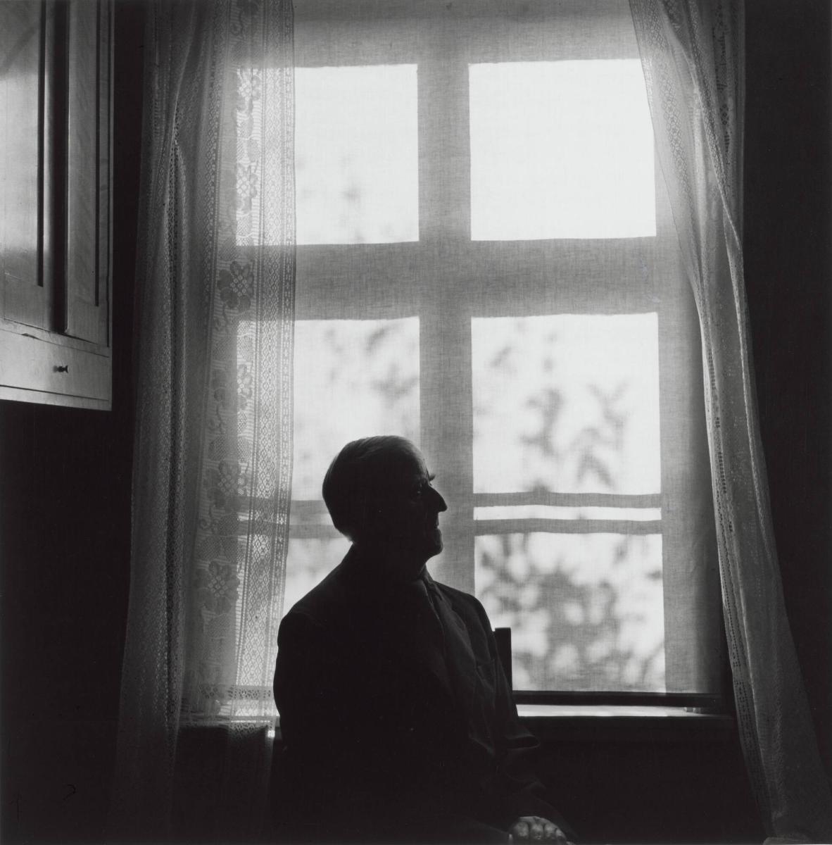 Johan Engman, lyssnande till Esperantohymnen på grammofon. Ur serien Byn med det blå huset