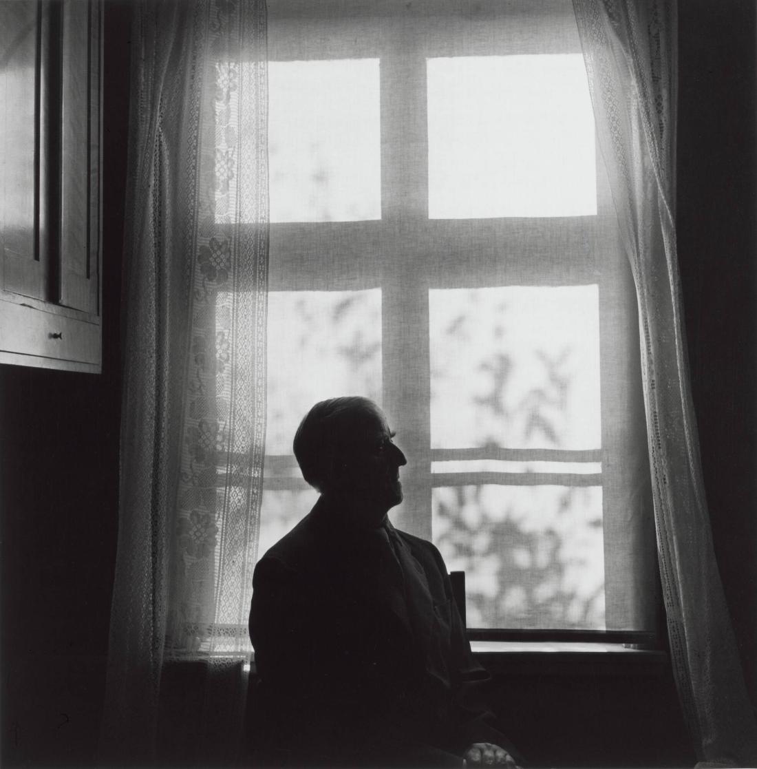 Johan Engman, lyssnande till Esperantohymnen på grammofon. Ur serien Byn med det blå huset