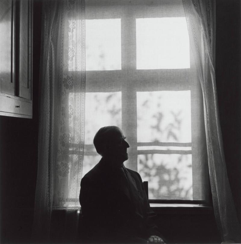 Johan Engman, lyssnande till Esperantohymnen på grammofon. Ur serien Byn med det blå huset