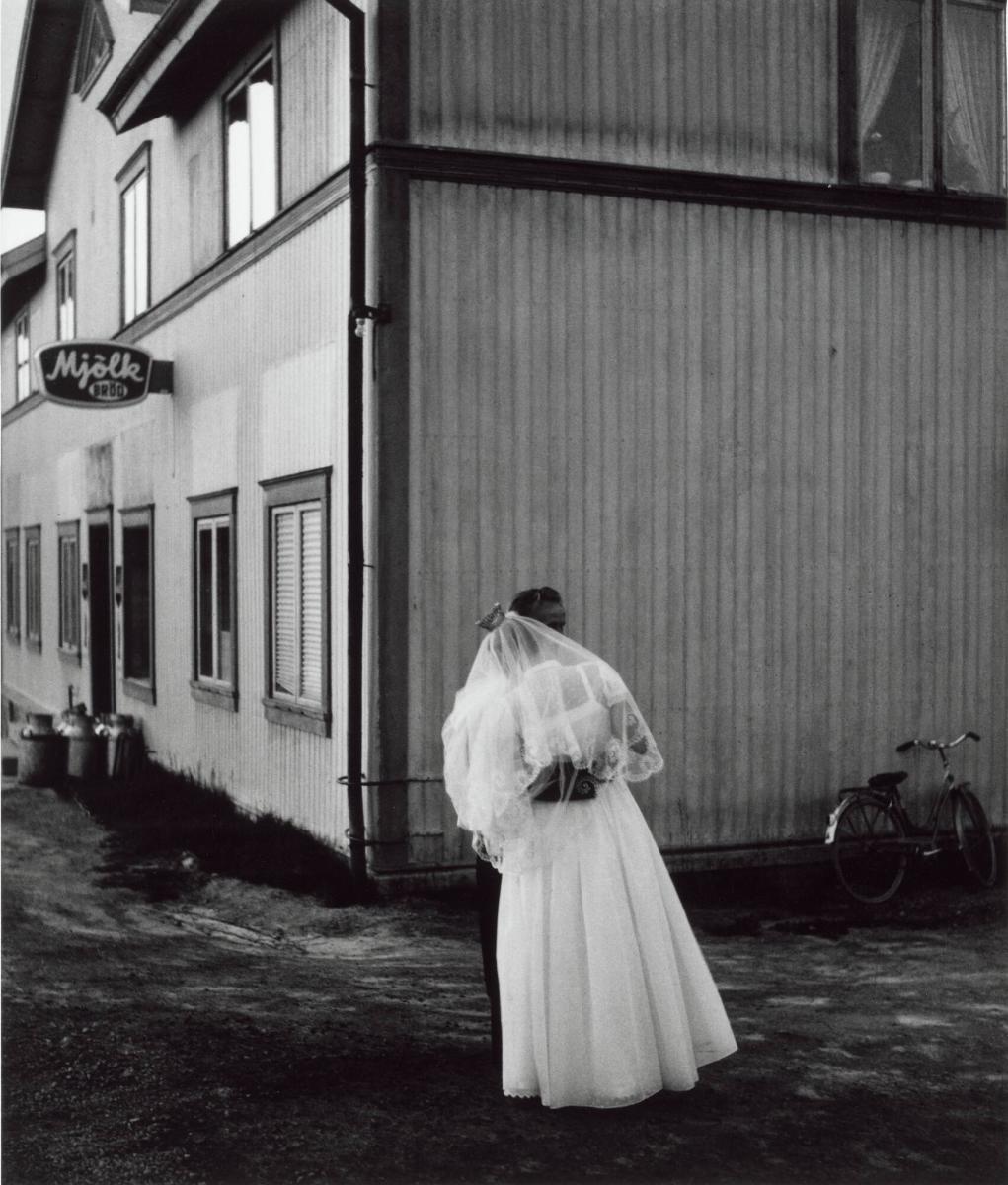 Brudparet bryter upp. Ur serien Byn med det blå huset