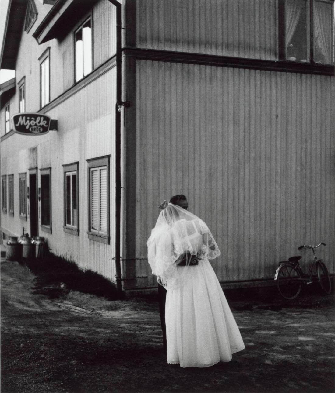 Brudparet bryter upp. Ur serien Byn med det blå huset