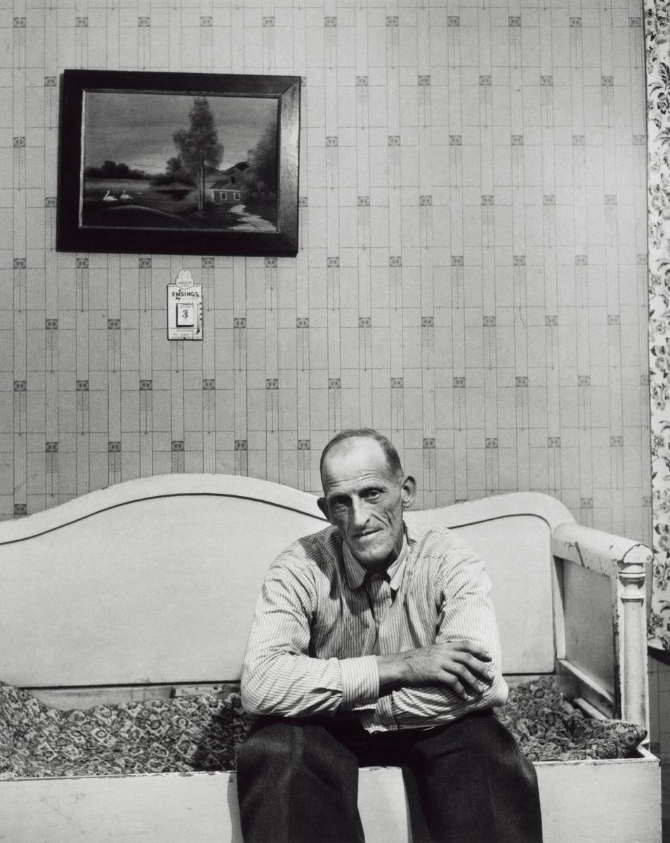 Ungkarlen och hjälplastaren Hjalmar Esberg. Ur serien Byn med det blå huset