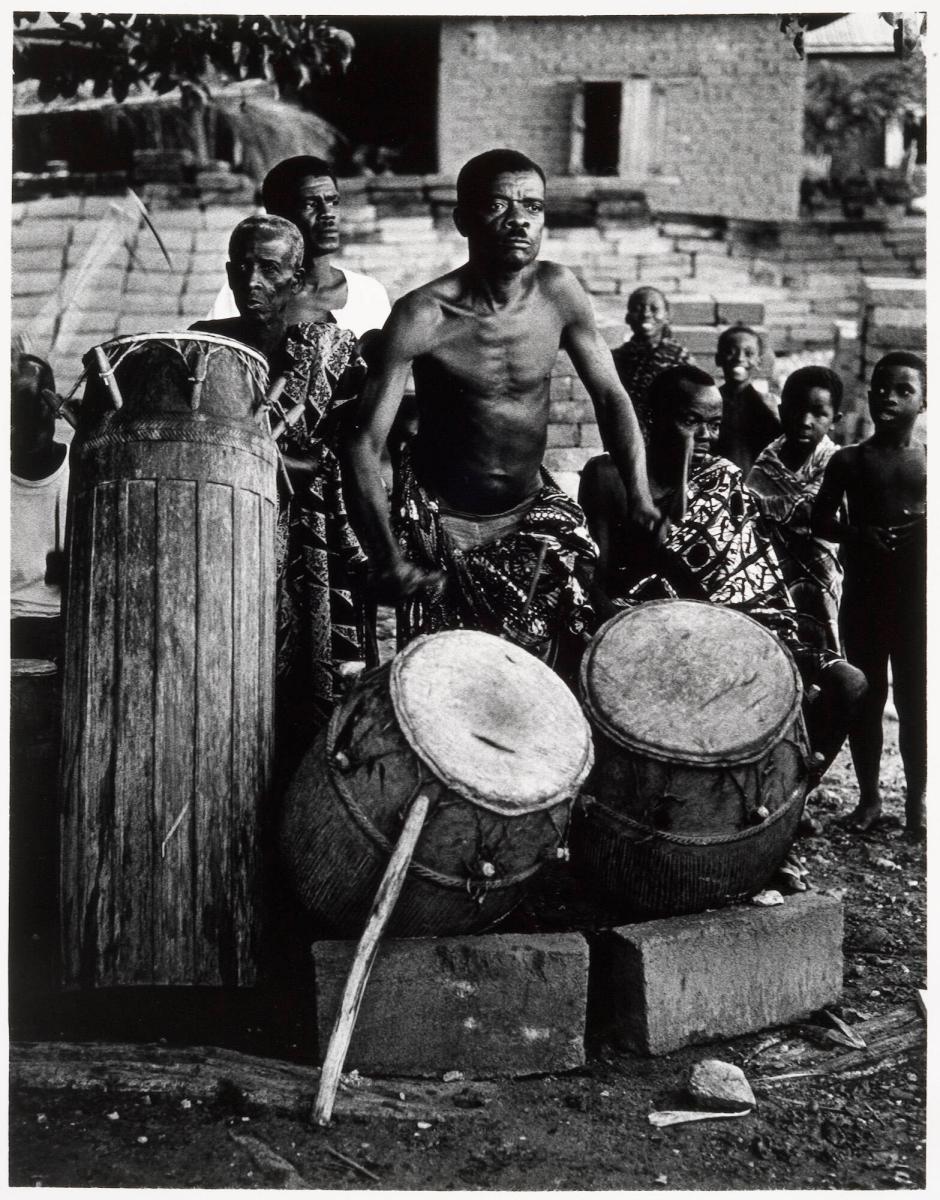 En begravningsceremoni med traditionell dans och trummusik. De omfattande ceremonierna pågår i regel flera kvällar i sträck. Ur serien Tsito - en by i Ghana