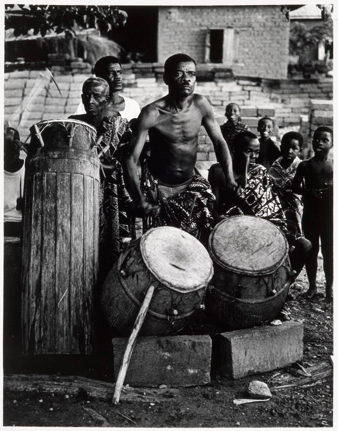 En begravningsceremoni med traditionell dans och trummusik. De omfattande ceremonierna pågår i regel flera kvällar i sträck. Ur serien Tsito - en by i Ghana