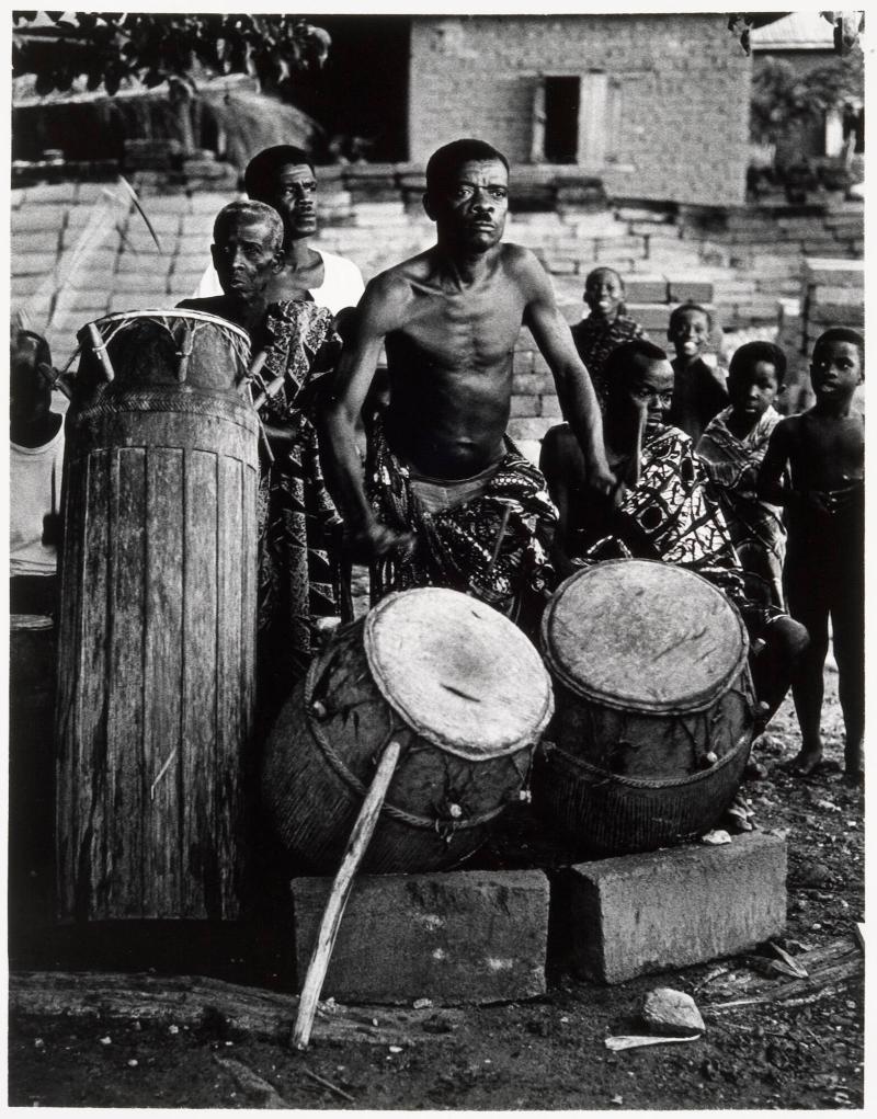 En begravningsceremoni med traditionell dans och trummusik. De omfattande ceremonierna pågår i regel flera kvällar i sträck. Ur serien Tsito - en by i Ghana