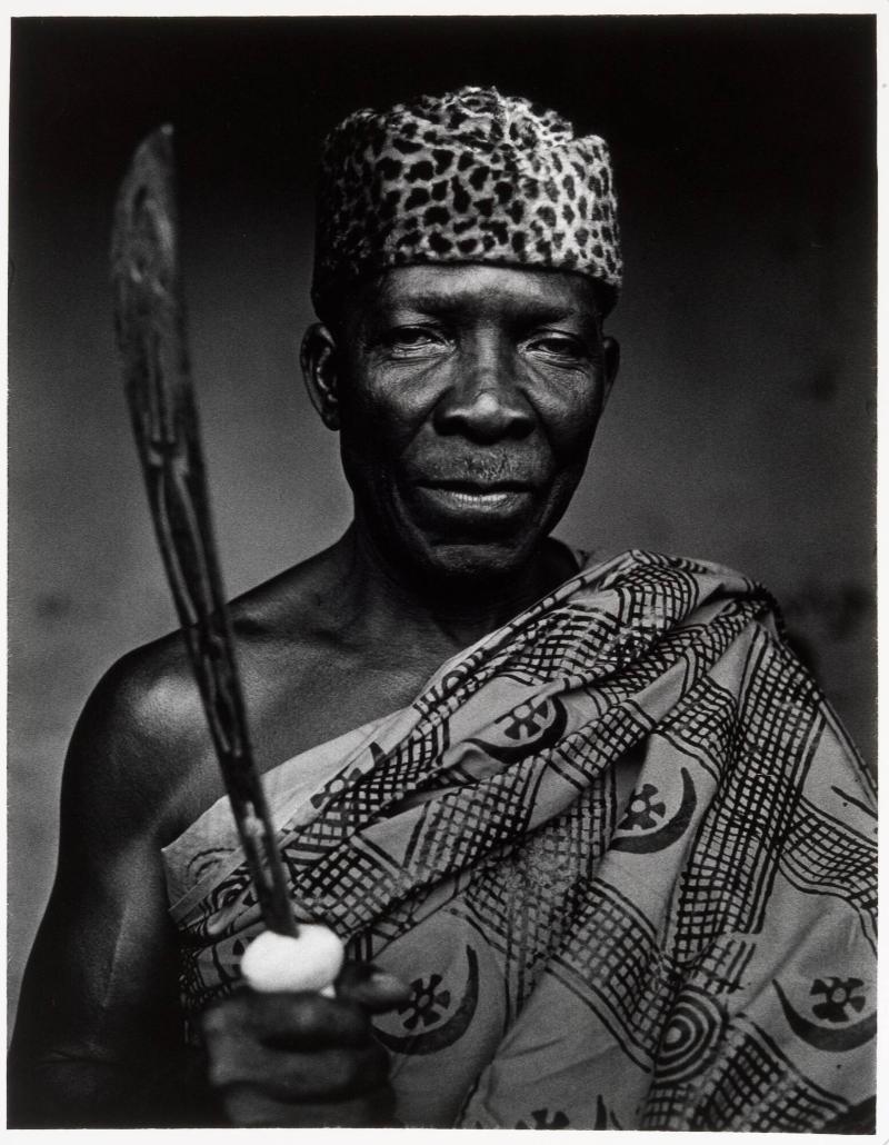 Tsitos nuvarande hövding i traditionell festklädsel. Ur serien Tsito - en by i Ghana