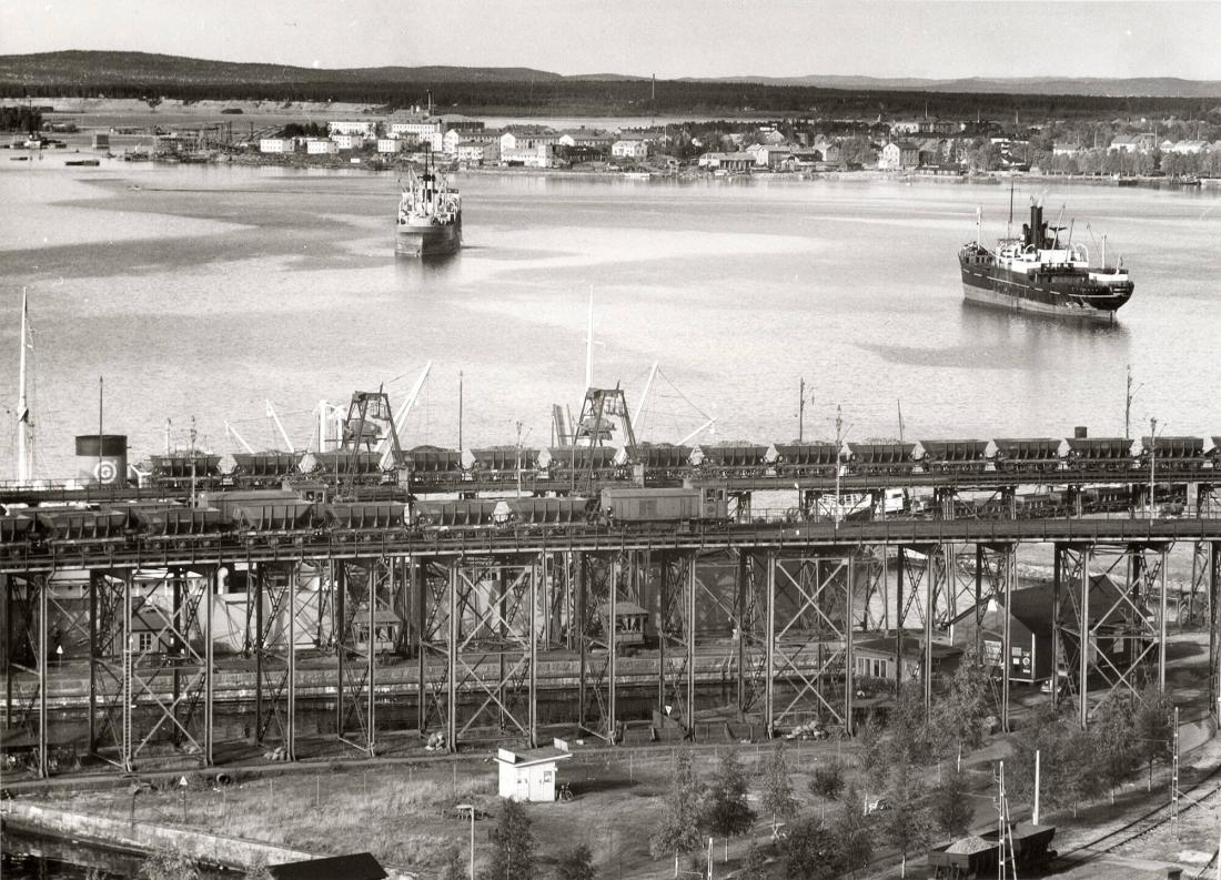 Luleå: Utsikt mot staden från Malmlastningskajen på Svartön. Ur serien: "Grängesbergskoncernen i bild"