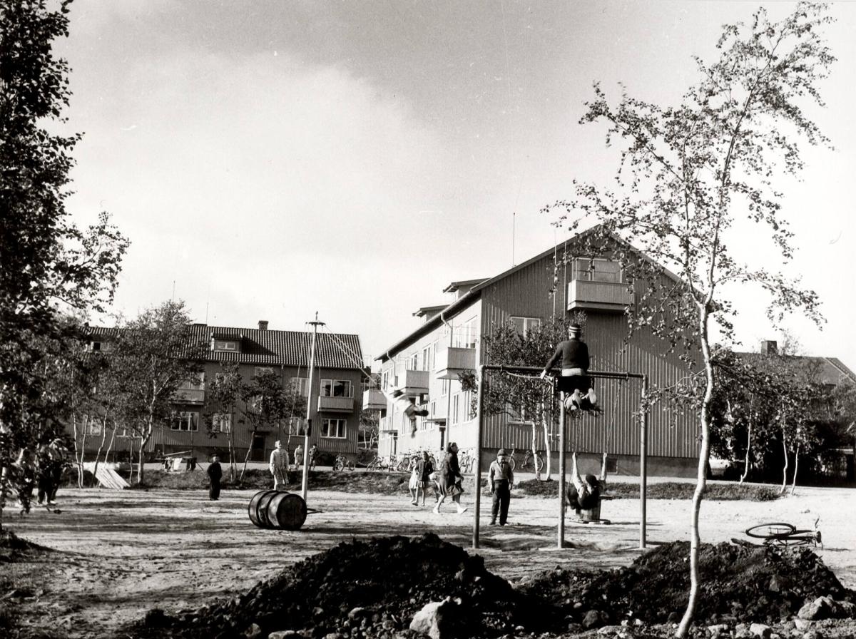 Kiruna: Lekplats och moderna bostadshus. Ur serien: "Grängesbergskoncernen i bild"