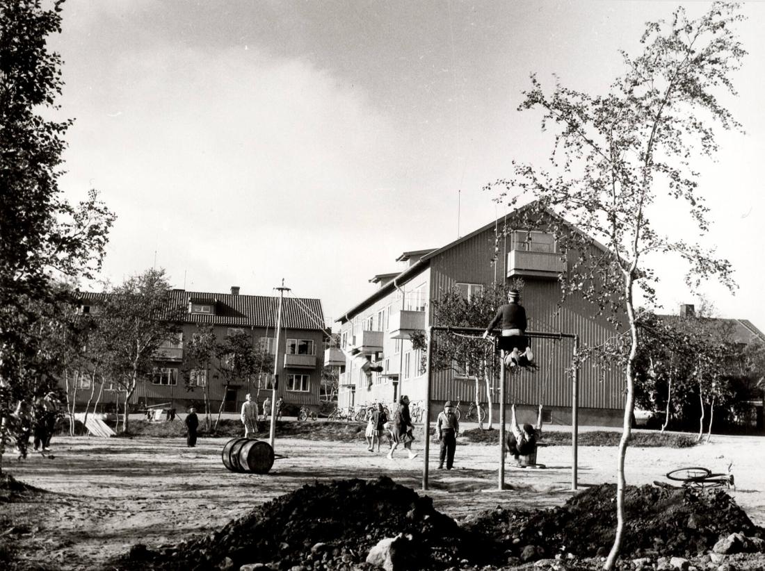 Kiruna: Lekplats och moderna bostadshus. Ur serien: "Grängesbergskoncernen i bild"