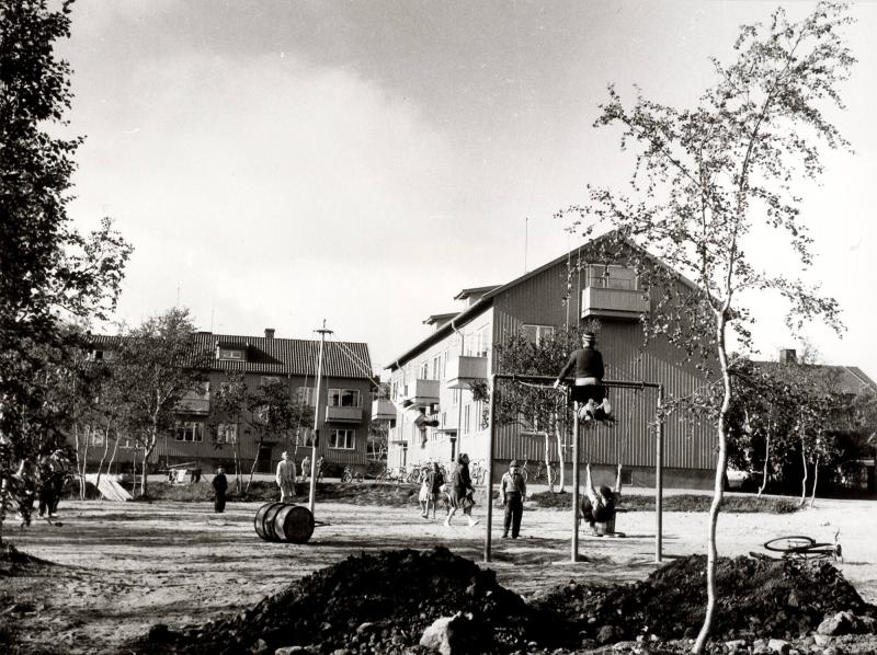 Kiruna: Lekplats och moderna bostadshus. Ur serien: "Grängesbergskoncernen i bild"