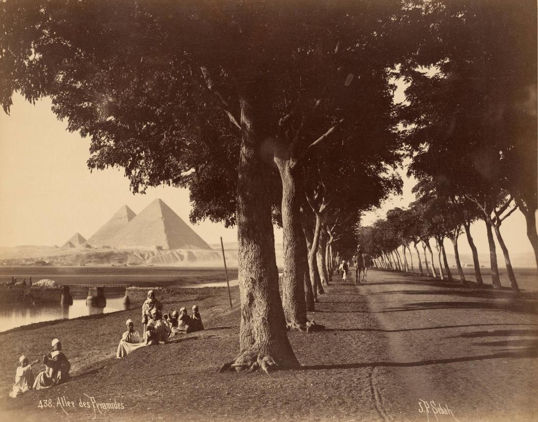 Allée des Pyramides