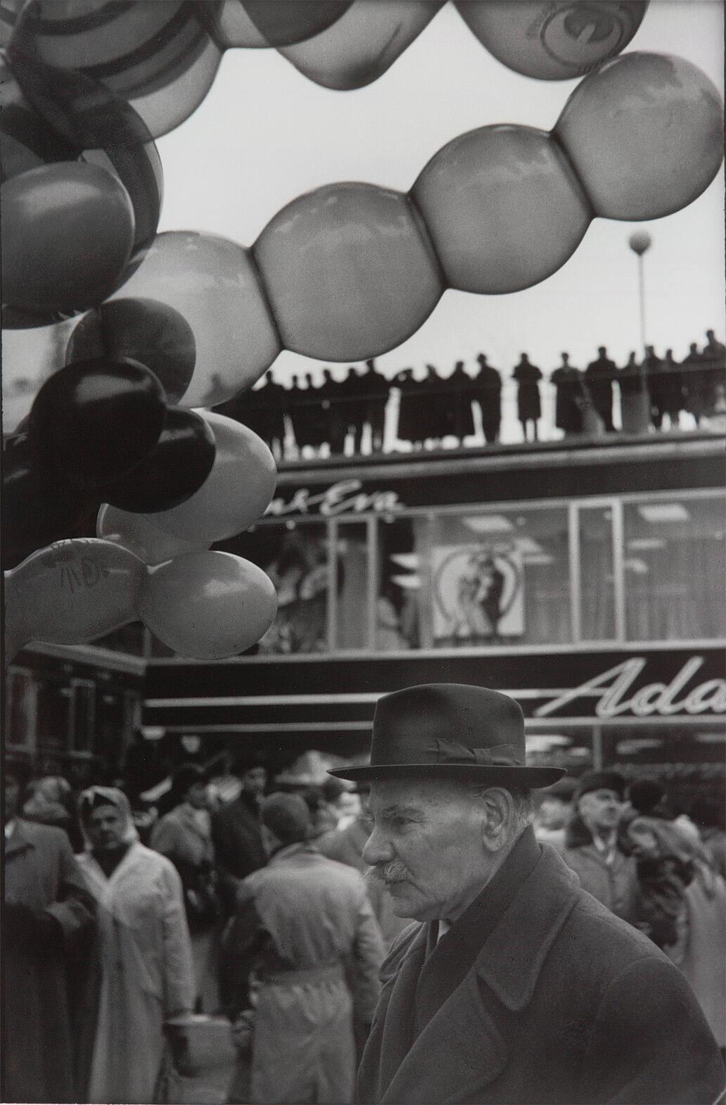 Från invigningen av Sergelcity 12 april 1959. Italienskfödd ballongförsäljare, Hötorget