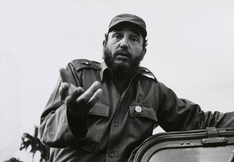 Fidel Castro besöker Nordiska Brigadens arbetsplats. Ur serien Kuba
