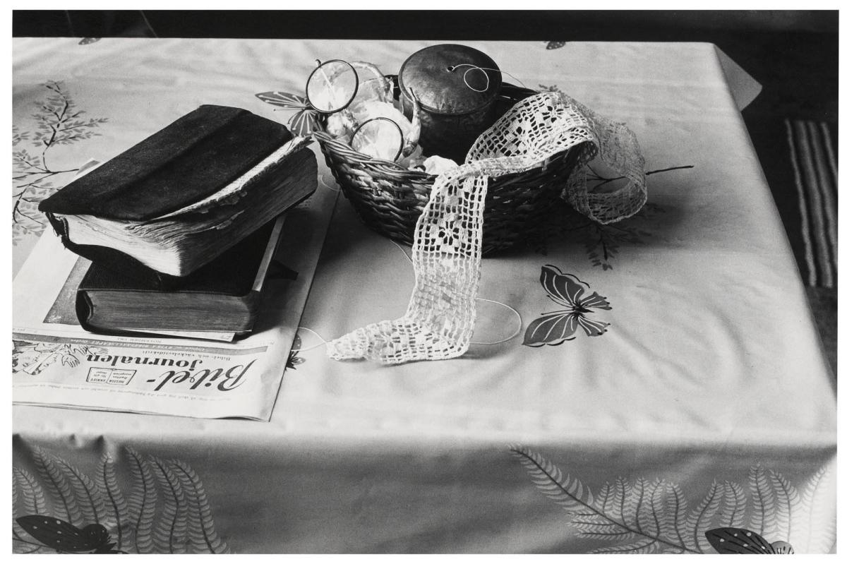 Stilleben hos fröken Hanna Glas (1881-1984). Ur serien Bilder av Nådens barn