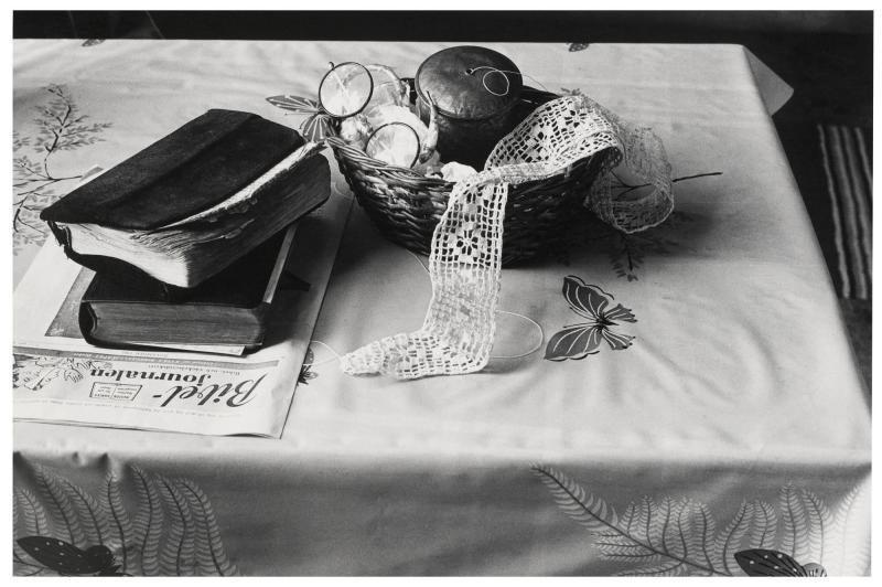 Stilleben hos fröken Hanna Glas (1881-1984). Ur serien Bilder av Nådens barn