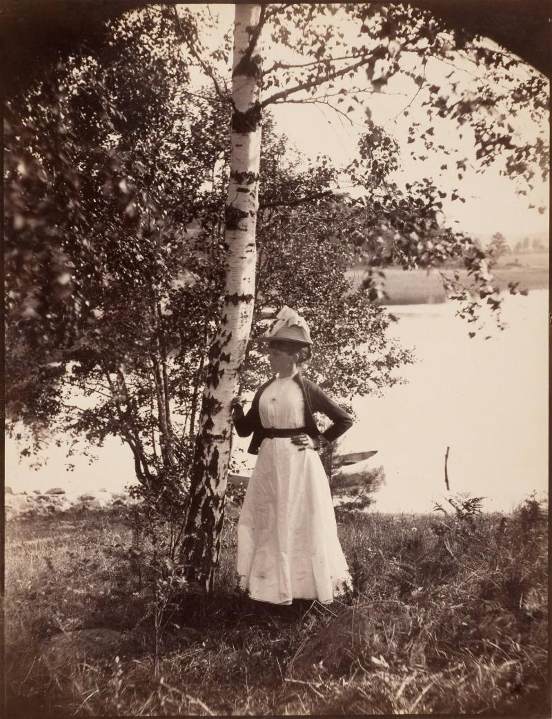 Kvinna i försommarlandskap