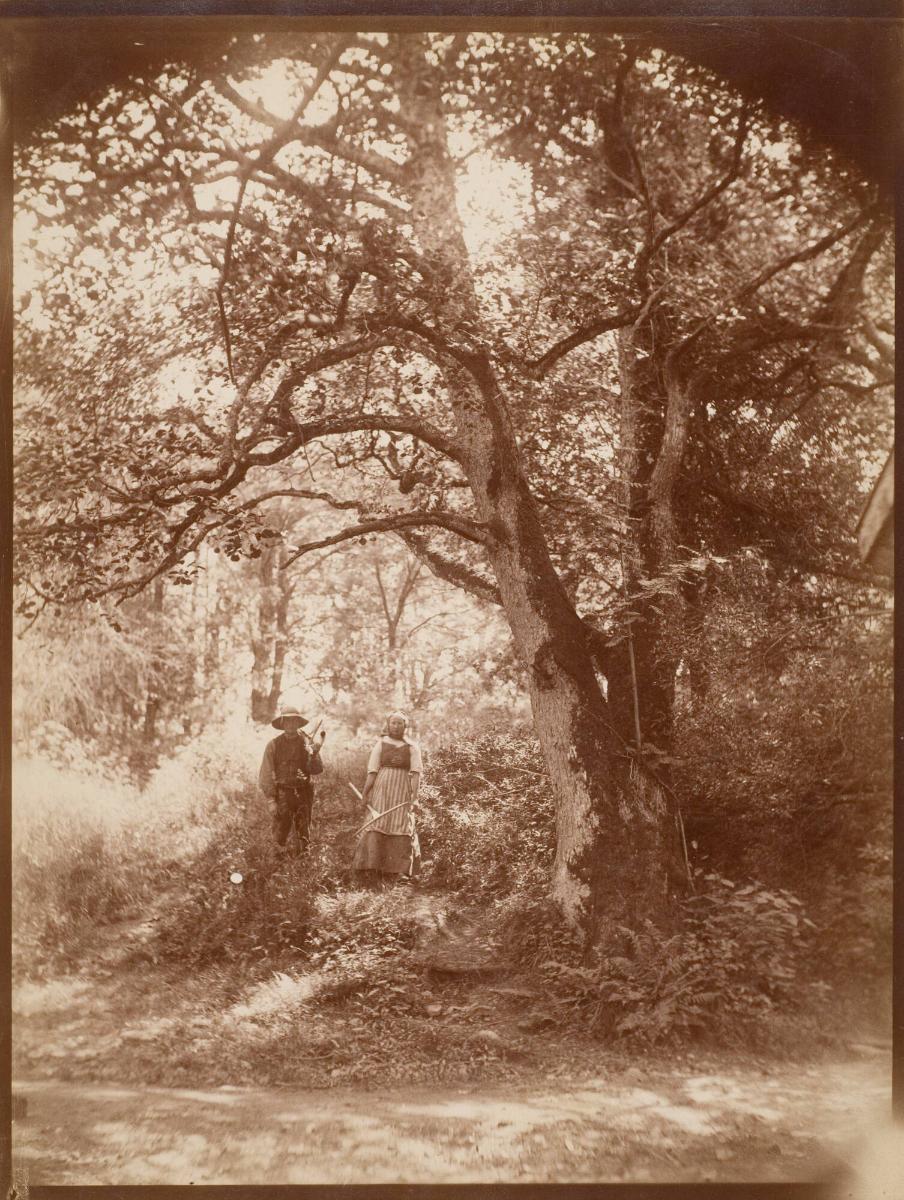 Ungt par med lie och räfsa