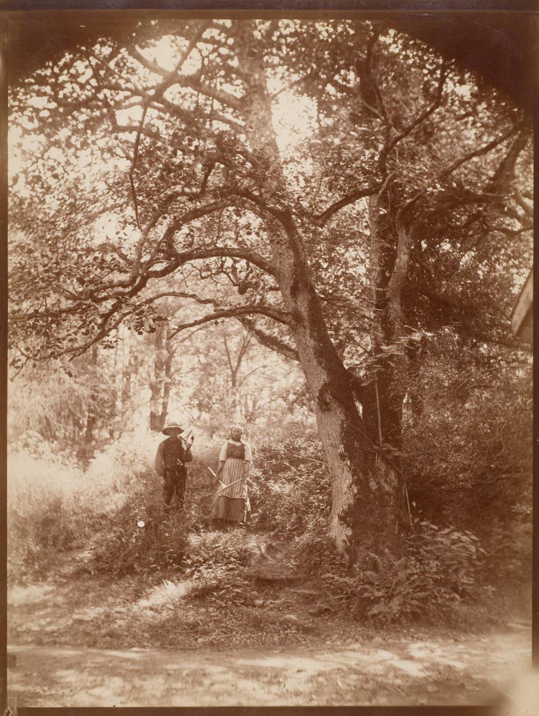 Ungt par med lie och räfsa