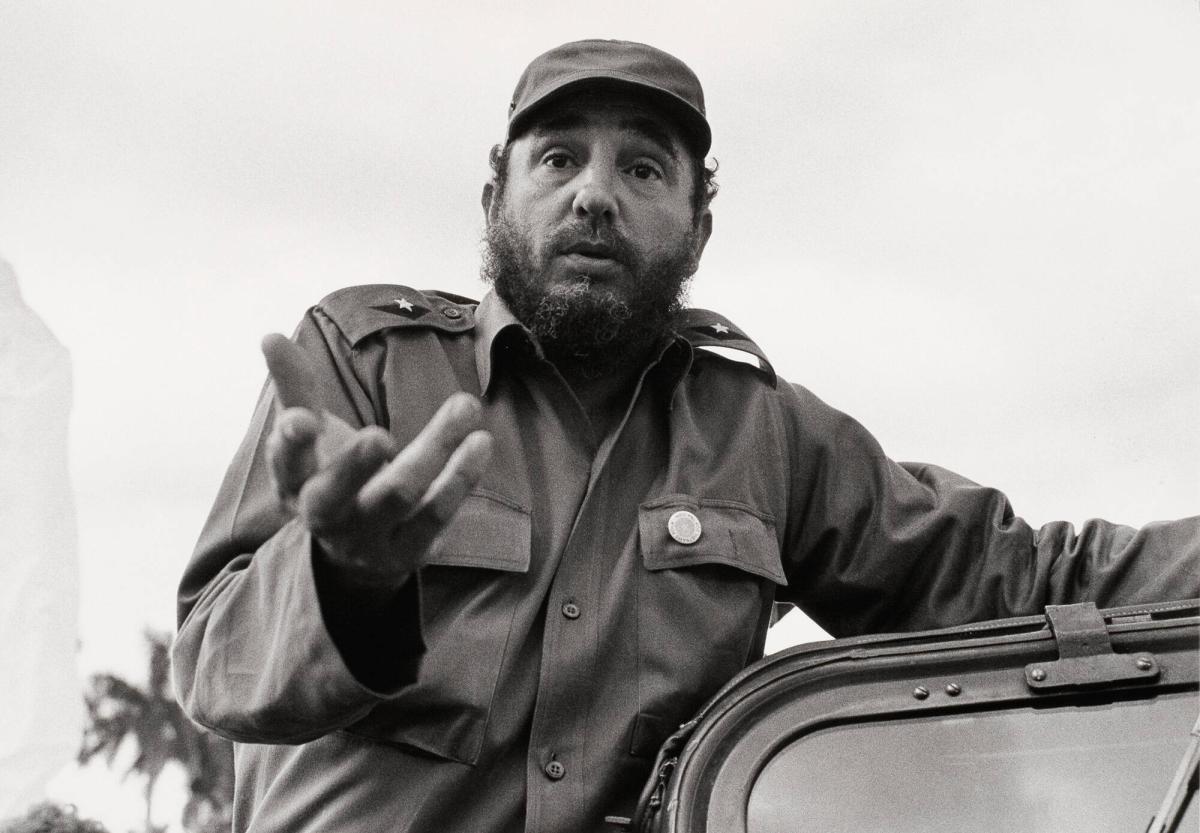 Fidel Castro besöker Nordiska Brigadens arbetsplats. Ur serien Kuba