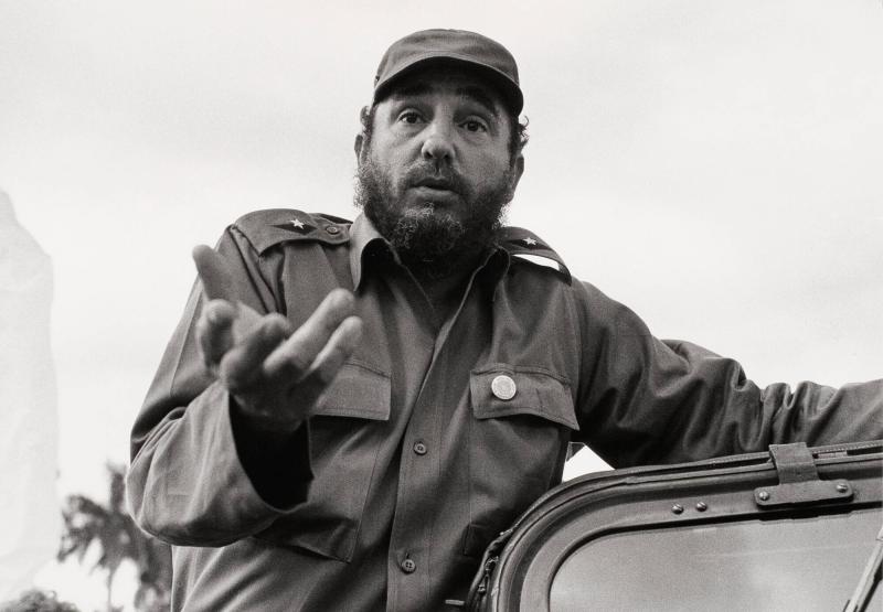 Fidel Castro besöker Nordiska Brigadens arbetsplats. Ur serien Kuba