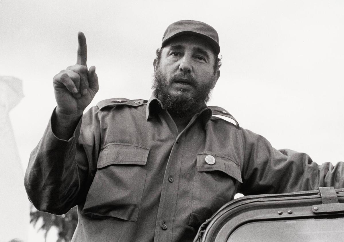Fidel Castro besöker Nordiska Brigadens arbetsplats. Ur serien Kuba