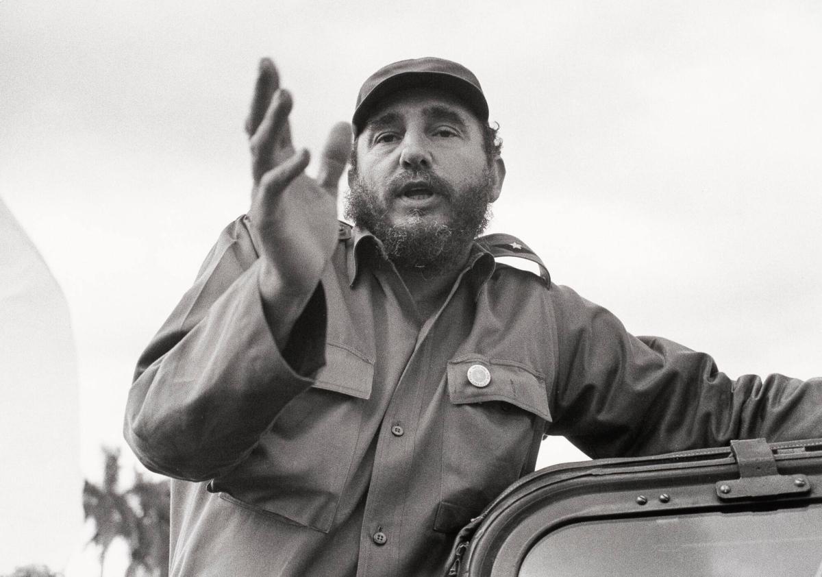 Fidel Castro besöker Nordiska Brigadens arbetsplats. Ur serien Kuba